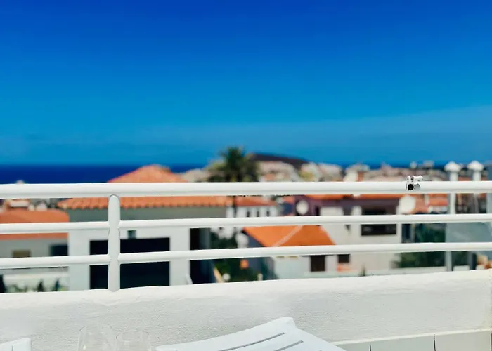 Apartment Tranquil Hillside With Oceanview And Pool